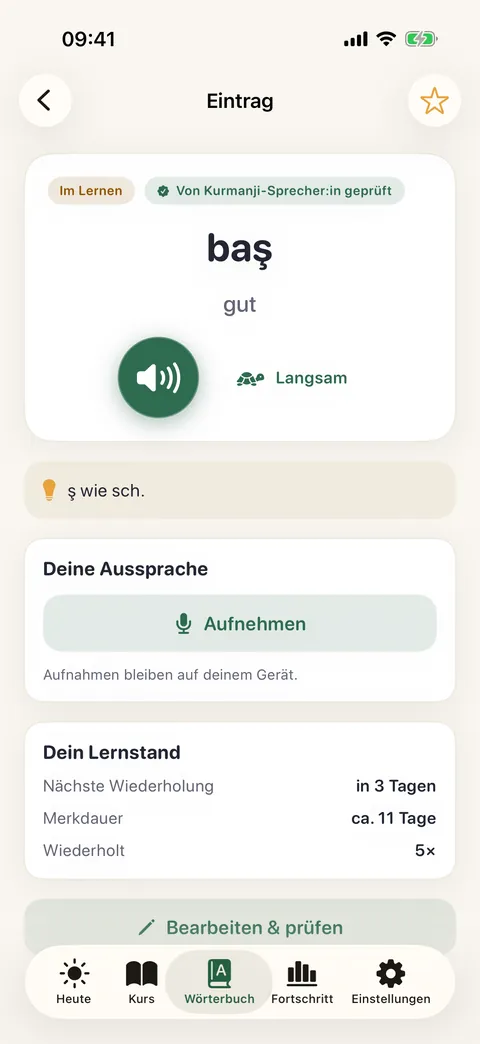 Ein Wörterbucheintrag mit dem Siegel „Von Kurmanji-Sprecher:in geprüft“, Audio, Aussprache-Aufnahme und deinem Lernstand.