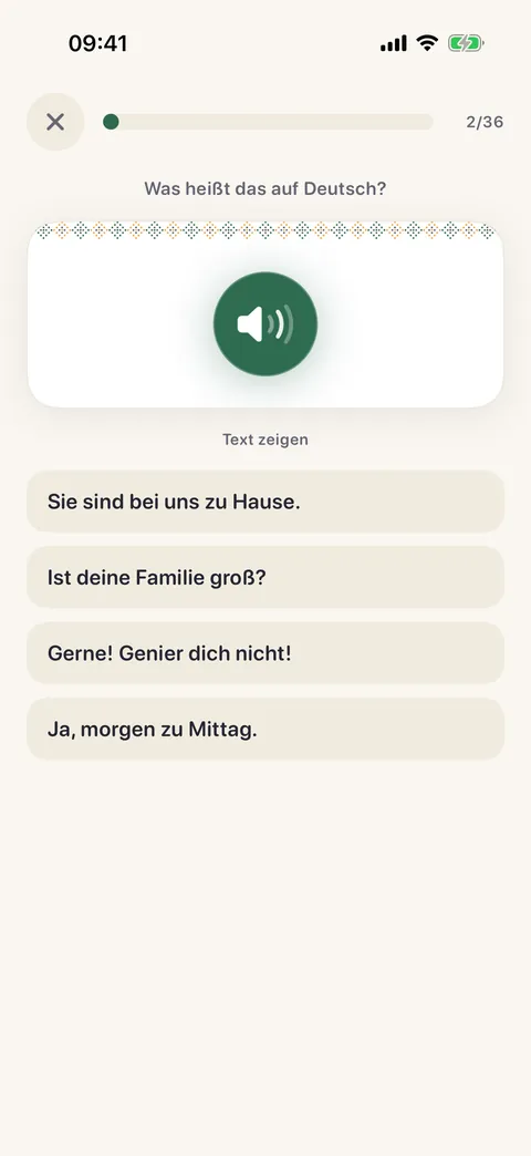 Eine Hörübung: ein großer Lautsprecher-Knopf und vier deutsche Antworten zur Auswahl.